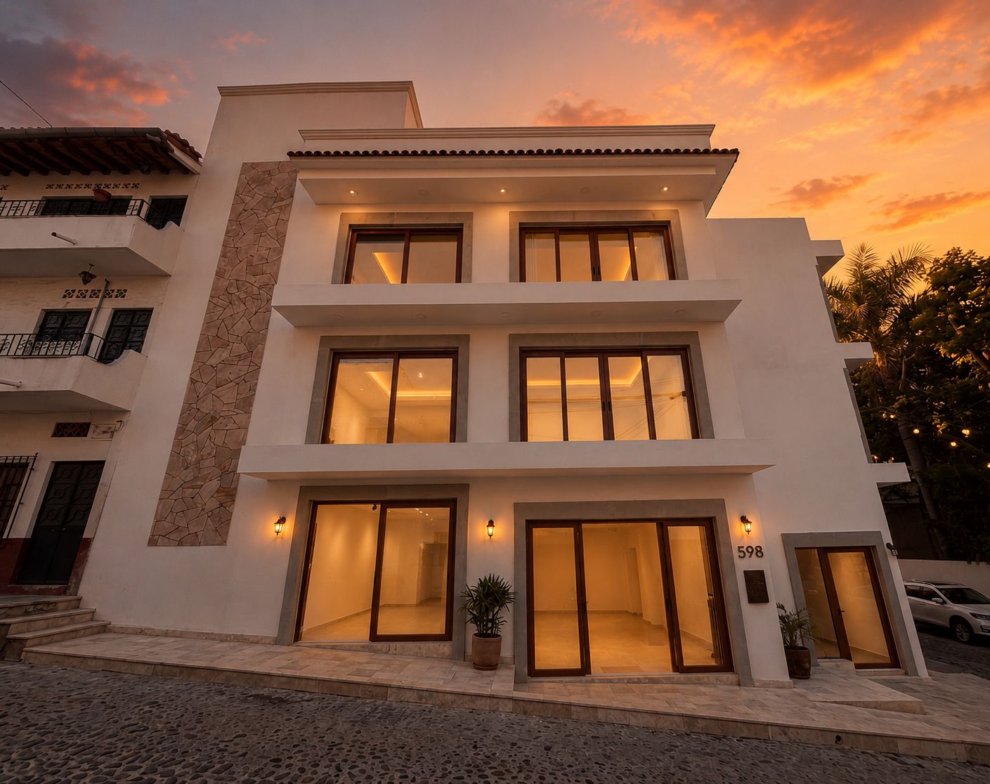 Casa Hidalgo — la fachada, del atardecer a la noche